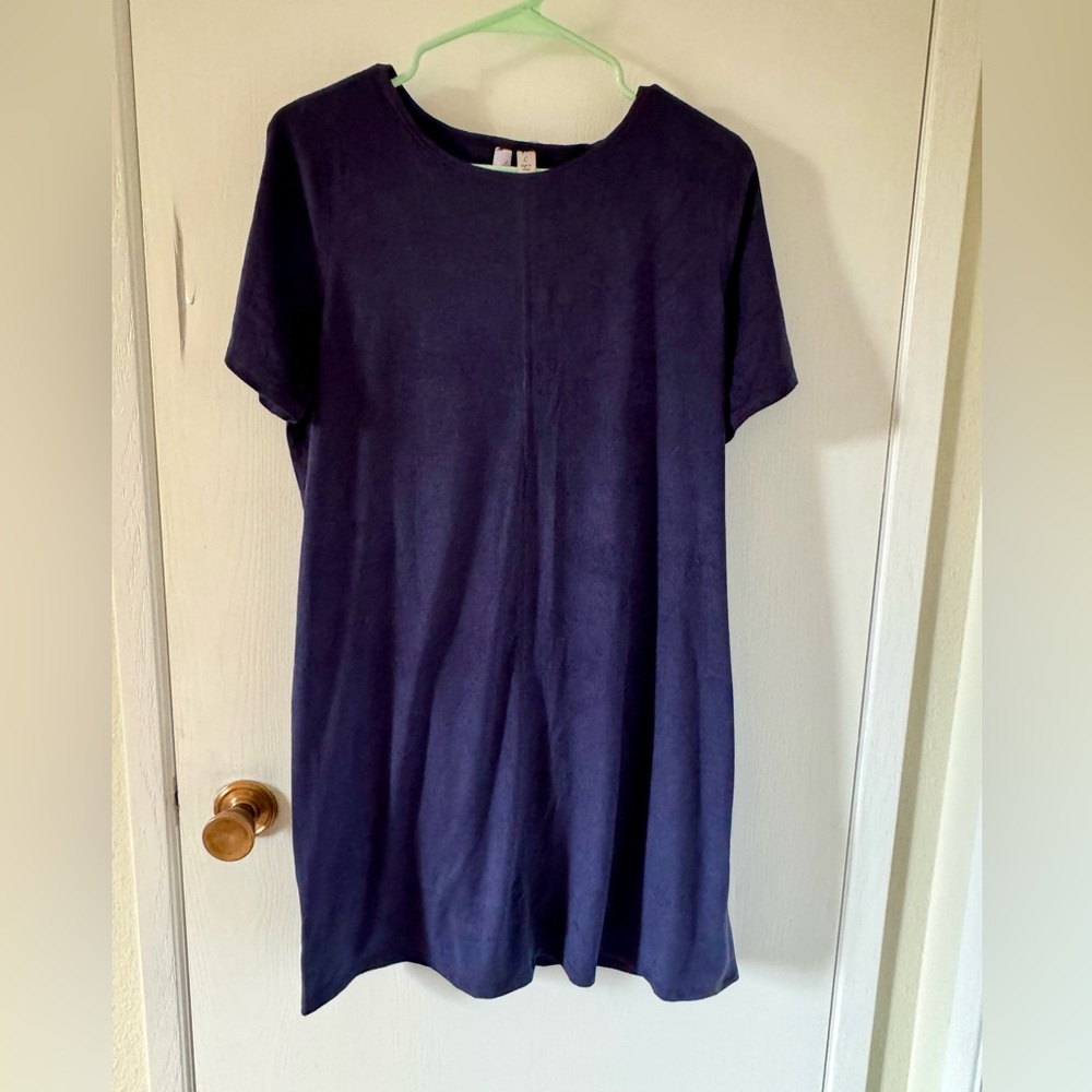 Soft, velvet-y Navy blue dress. Somewhat form fitting. Women’s size Large.